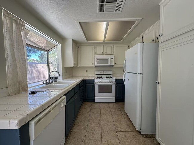Building Photo - ozy 2-story single-family hom