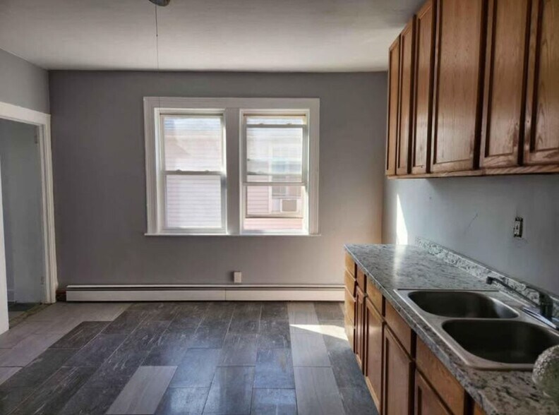 Building Photo - 71 Westland St