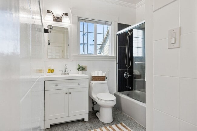 Building Photo - EPIC REA - Great Renovated ( all appliance...