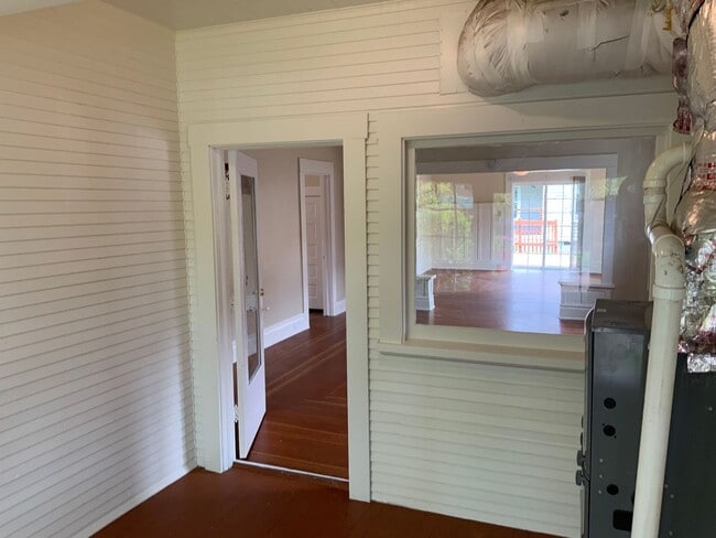 Building Photo - 2 Bedroom Unit in Triplex Near Downtown and Campus