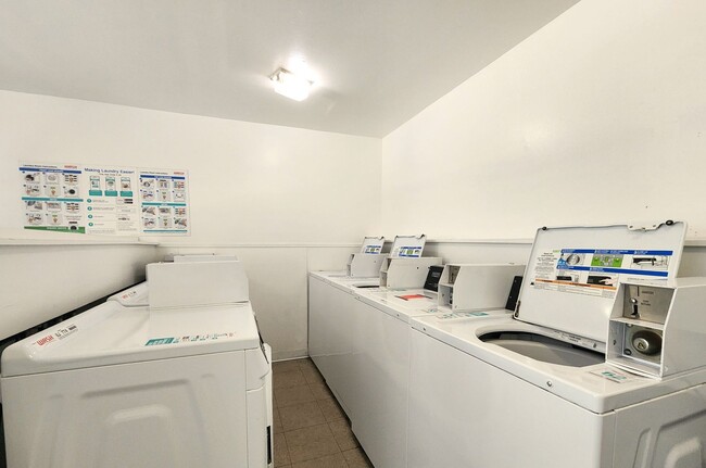 Building Photo - 1 Bedroom 1 Bath Remodeled Condo Available...
