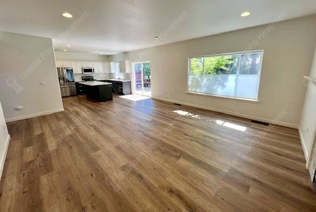 Building Photo - Beautifully updated 3 BR on west side of Bend