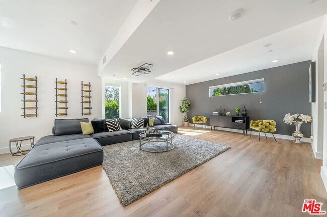 Primary Photo - 4637 Laurel Canyon Blvd
