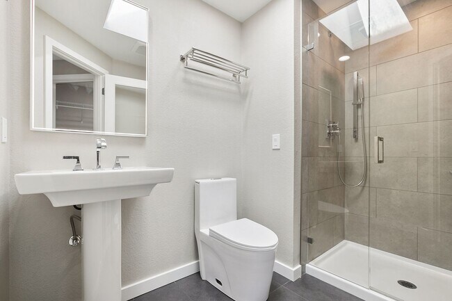 Building Photo - Inviting Everett Home Featuring 3 Bedrooms, Fireplace, and Fully Fenced Backyard