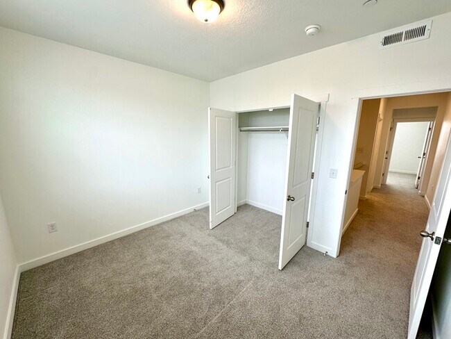 Building Photo - Modern 3-Bedroom Condo in Adventurous Daybreak!