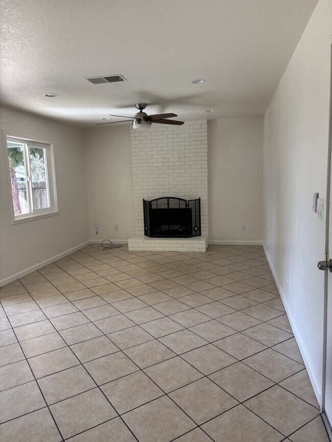 Building Photo - Modesto 3 Bedroom, 2 Bath Solar-Powered Home in the Sonoma School District