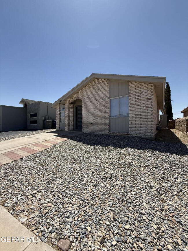 Building Photo - 9128 Bur Oak Cir