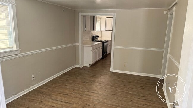 Building Photo - RATE DROP ALERT! (was $1600/month) and WINTER MOVE-IN SPECIAL: $750 OFF 1st MONTH'S RENT!**