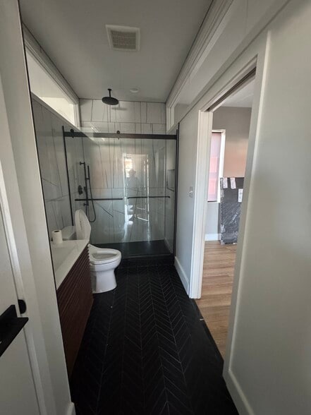 bathroom - 3101 W Cary St