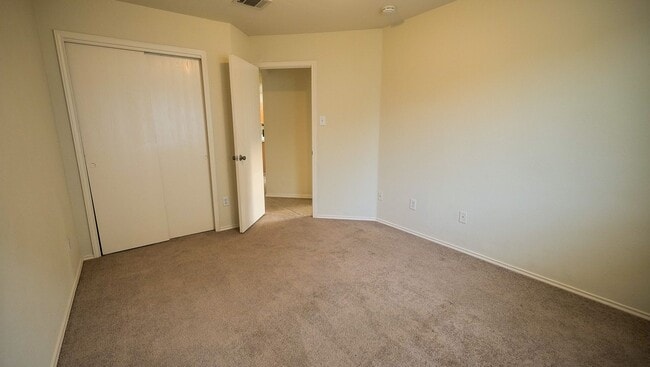 Building Photo - 215 Madison Ln
