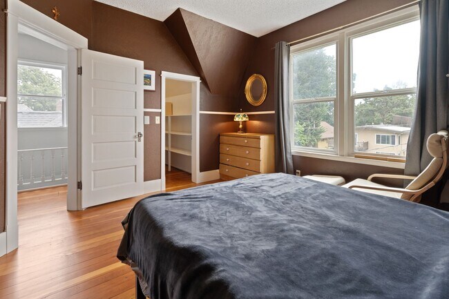 Building Photo - Spacious 4BR Turn-of-the-Century Charmer in the Heart of Bremerton!