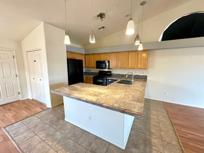 Building Photo - Cute 3 Bedroom Desert Lakes Golf Course Co...