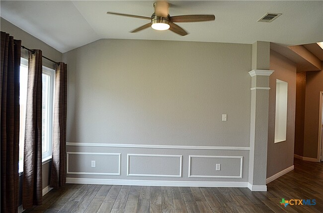 Building Photo - 423 Reservation Dr