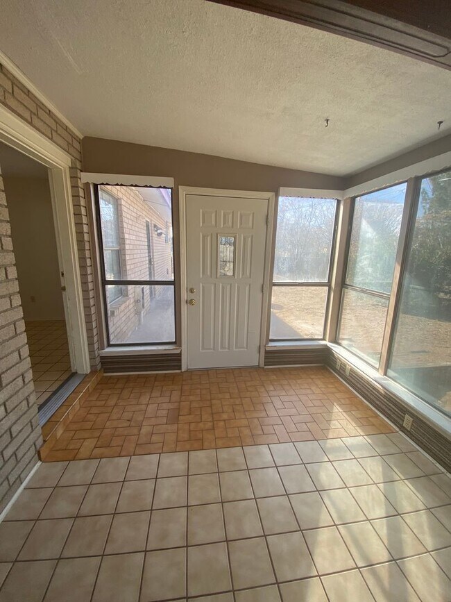 Building Photo - 675 Frank Maes Ave