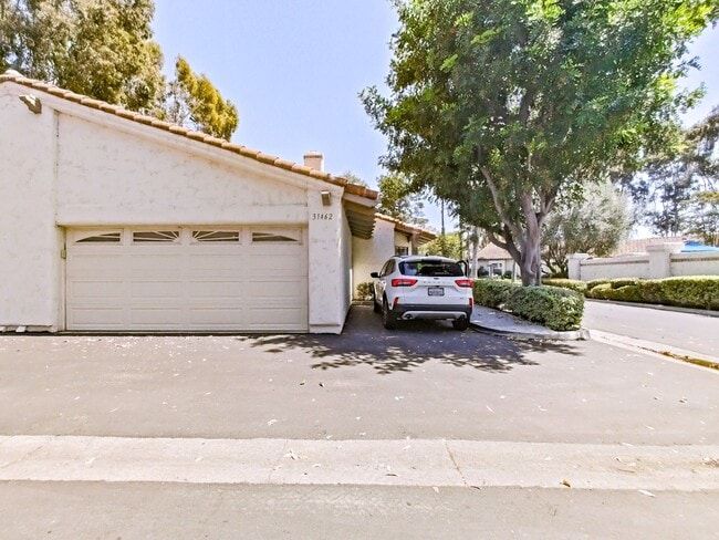 Primary Photo - Charming 2-Bedroom Single-Story Furnished ...