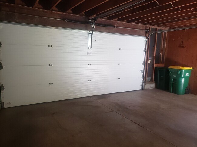 Building Photo - Spacious Townhouse with Two Car Garage!