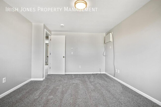 Building Photo - 5700 Glendale Dr