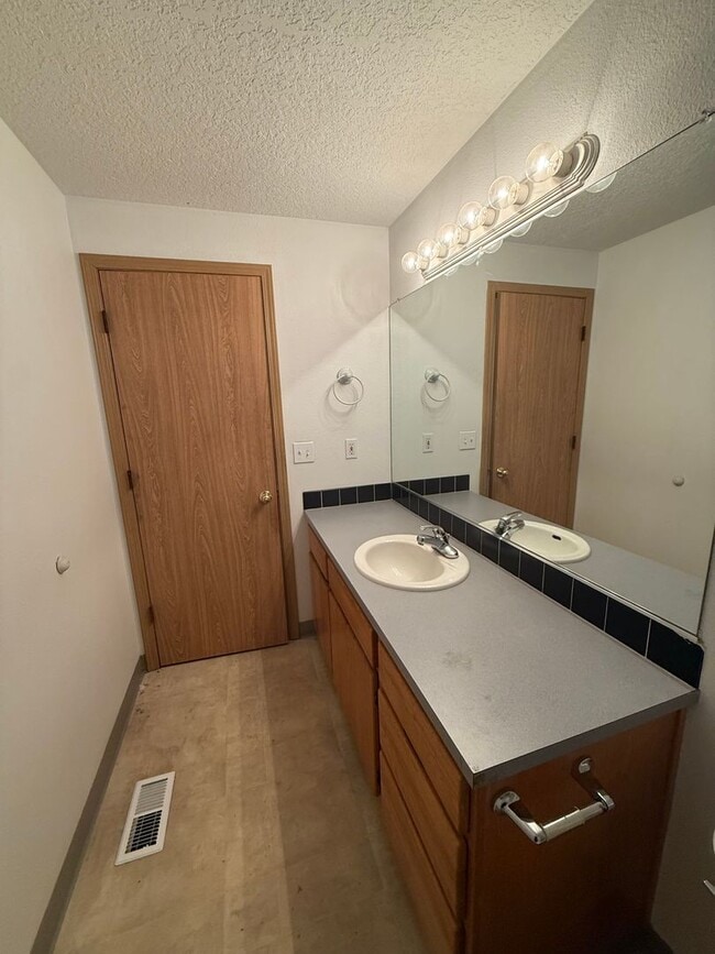 Building Photo - 1 Month Free – Updated 3BR/2BA Ranch in Mo...