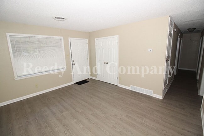 Building Photo - 324 McFarland Dr