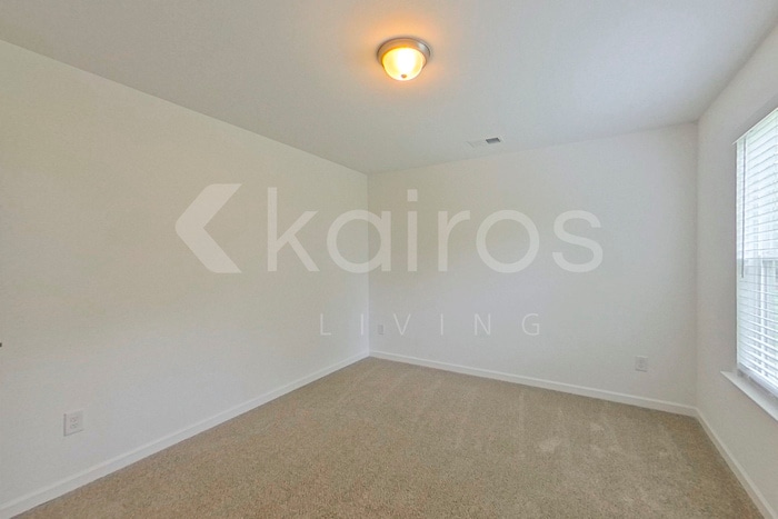 Building Photo - 308 Silver Maple Ln