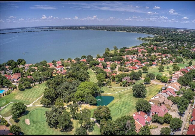 Building Photo - 3011 Bayside Dr