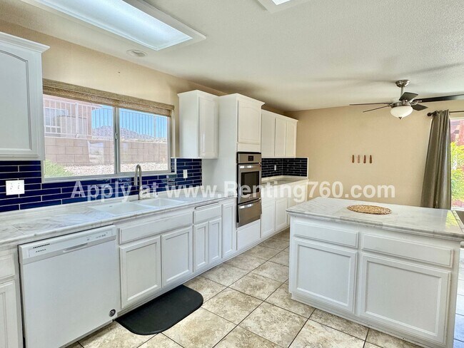 Building Photo - Spacious 4 Bedroom Home in Copper hills Ne...
