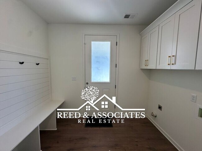 Building Photo - Newly Built Property with Convenient Midto...