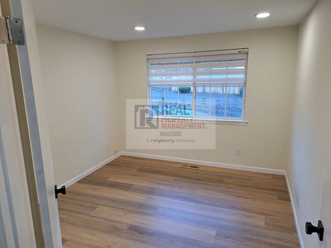 Building Photo - Check out this nice 3 bedroom, 2.0 bath ho...