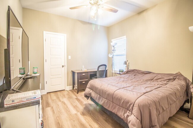 Building Photo - Pre-leasing for Fall!! 3/2/2 Luxury Home i...
