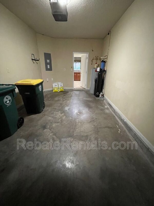 Building Photo - 4199 Highwood Dr