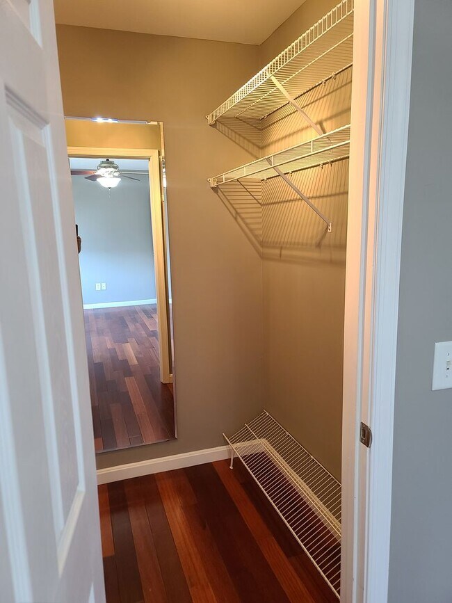 Building Photo - 3 Bedroom 2 1/2 bath end unit Townhome for Rent in Waynesboro