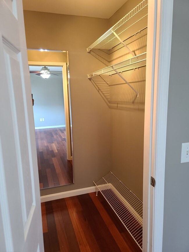 Building Photo - 3 Bedroom 2 1/2 bath end unit Townhome for...