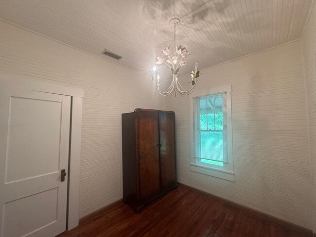 Building Photo - Spacious 3 bedroom