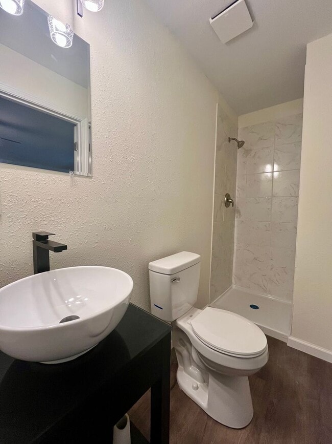 Building Photo - 3 Bed | 2 Bath | House