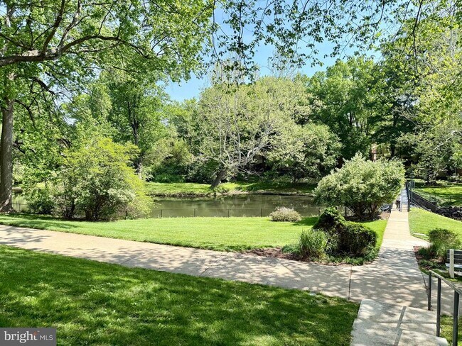 Building Photo - 10201 Grosvenor Pl