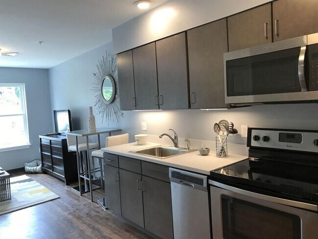 Building Photo - 10 E Ridge Dr