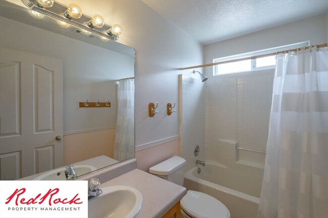 Building Photo - 3 Bed 2 Bath Home in Ivins with Views of Red Mountain