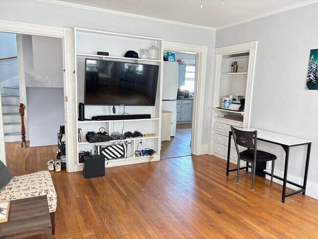 Building Photo - Awesome 5 bed 2 bath in Lower Allston