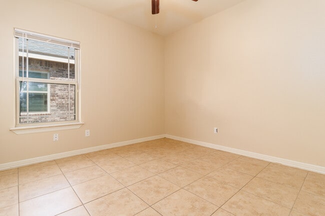 Building Photo - 2706 E Garfield Ave