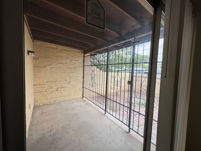 Building Photo - 2Bdm 2Ba towhome, great location! call today!