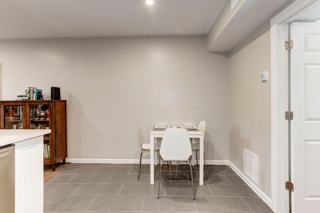 Building Photo - Trinidad Rowhome | 2 Bed | 1 Bath | 800 Sf | Large Fenced-In Front Porch & Fenced-in Backyard | 2...