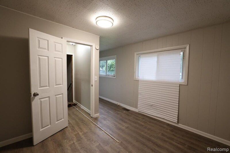 Building Photo - 353 W Bernhard Ave