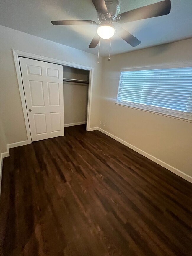Building Photo - Beautiful 3 Bed 2 bath Home with Spacious backyard!