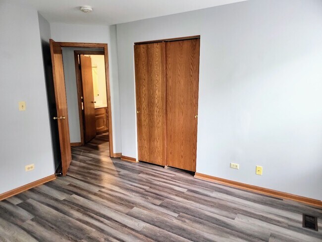 Building Photo - 600 W Streamwood Blvd