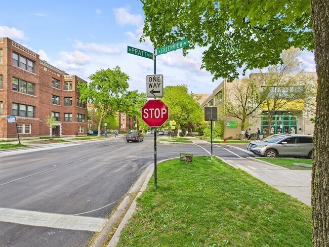 Building Photo - 6750 N Greenview Ave