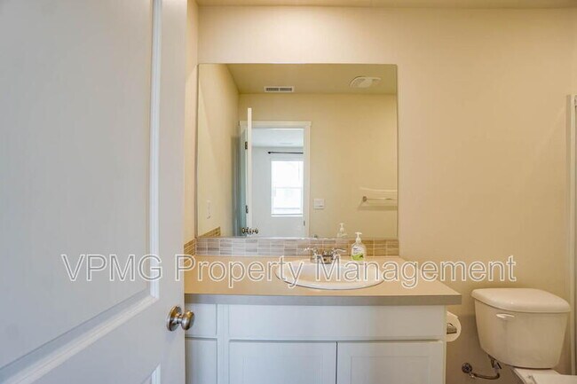 Building Photo - 2628 NE 117th Pl