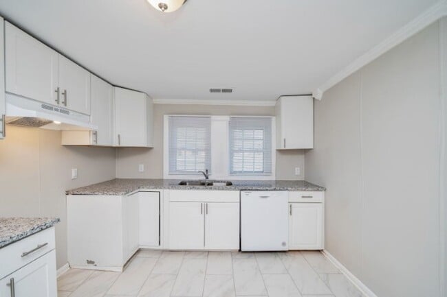 Building Photo - Spacious and Stunning 3-Bedroom, 2-Bath Ho...
