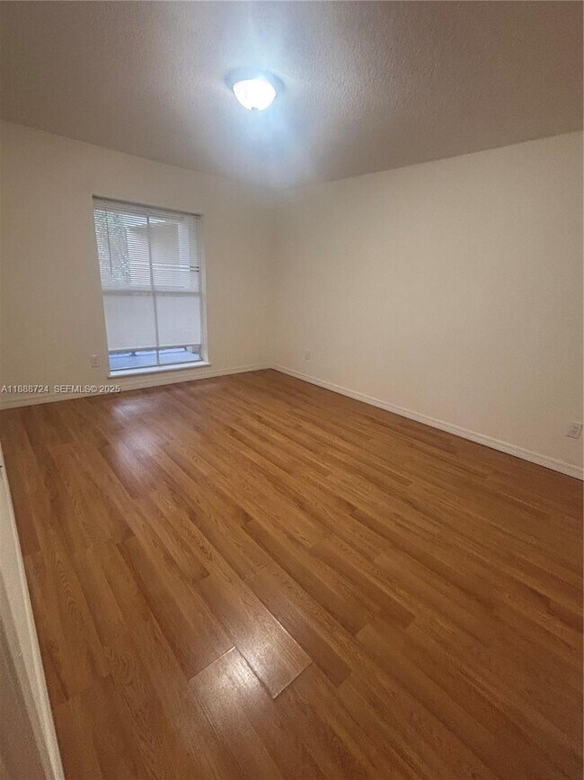 Building Photo - 875 Riverside Dr