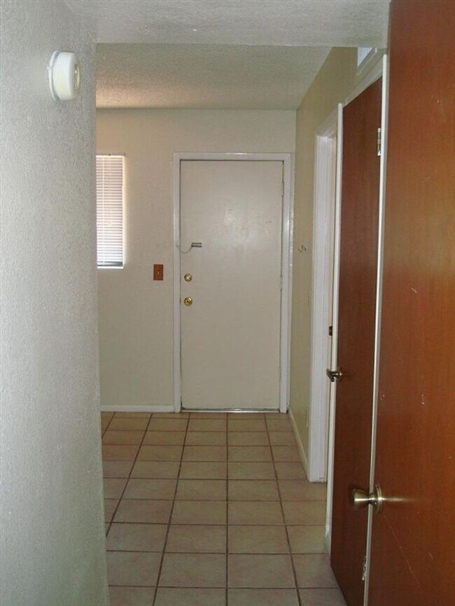 Building Photo - 4BR/2.5BA Townhome w/ Private Yard Near Downtown Tucson