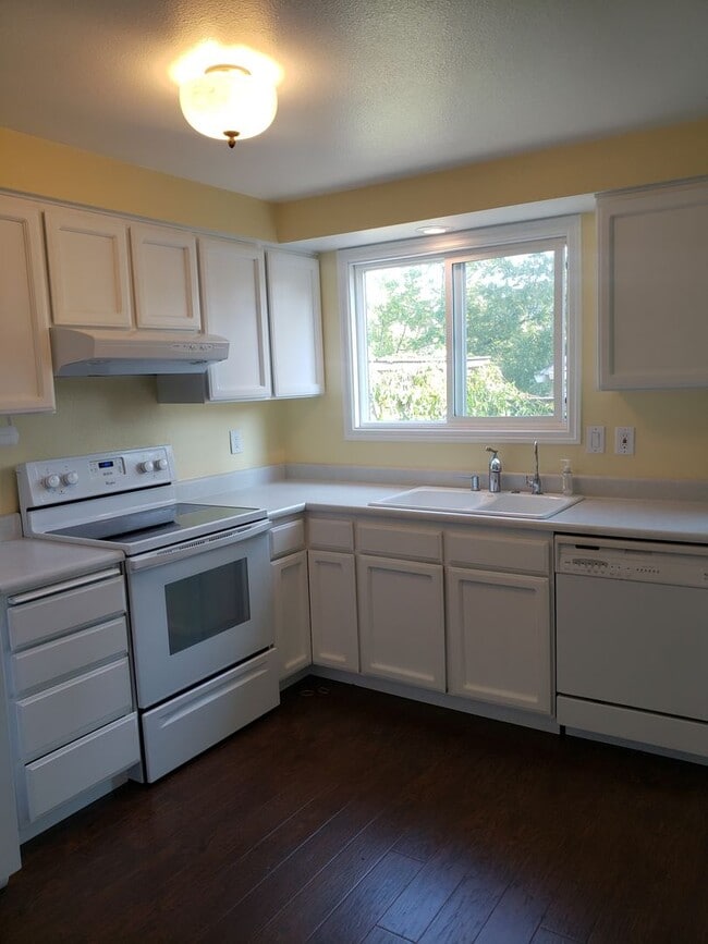 Building Photo - Cute 2 bedroom 1.5 bath Condo in Ashland!!